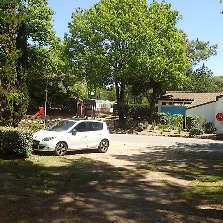 Le Bois Dormant Village Kamp alanı